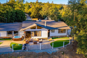 Hillside Gardenview Getaway with Hot tub and Pool table